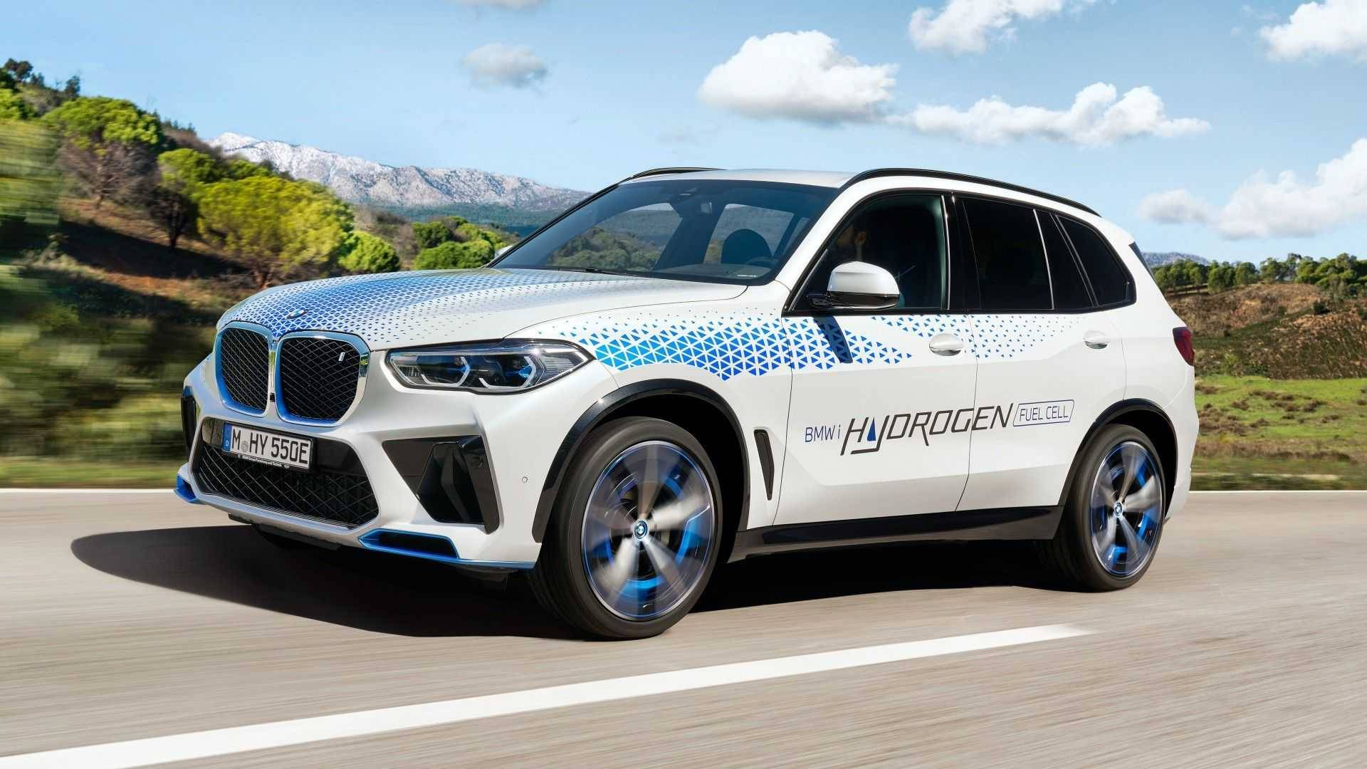 BMW iX5 Hydrogen szemből, menet közben