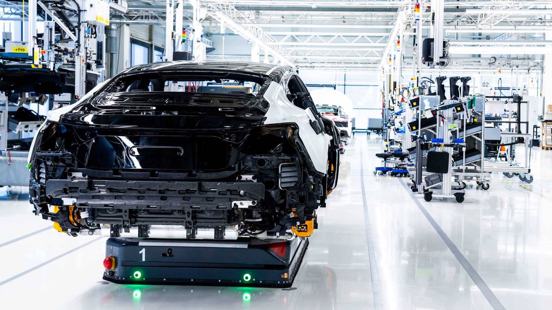 Audi e-tron GT a gyártósoron, hátulról