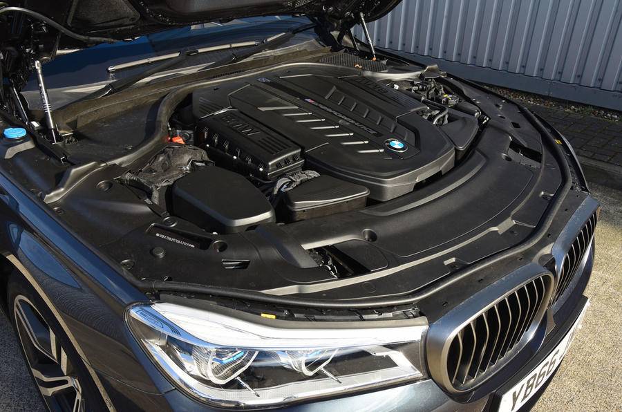 BMW M760Li motor