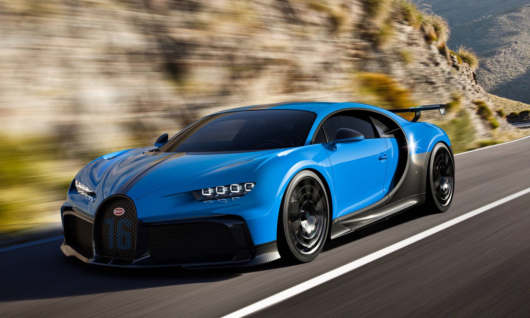 Bugatti Chiron Pur Sport szemből, menet közben