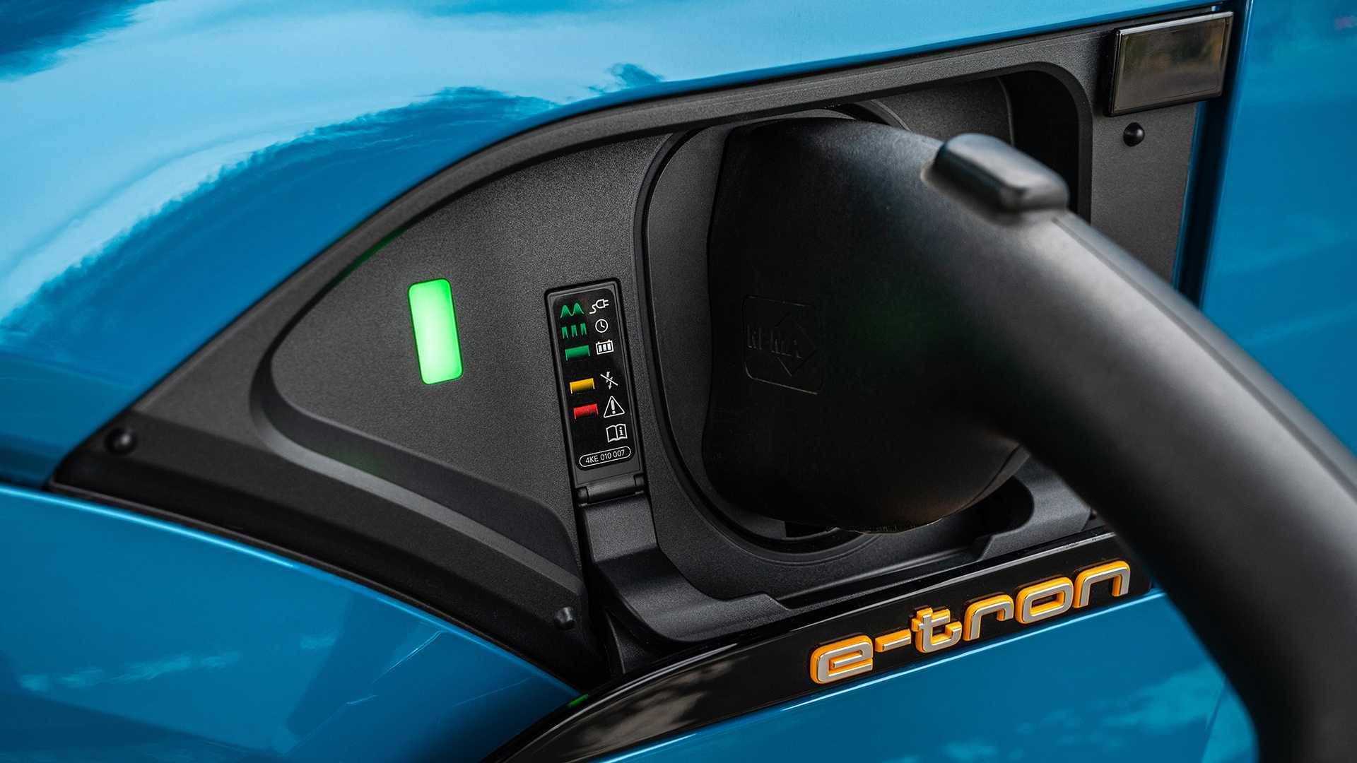2019-es Audi e-tron elektromos SUV töltése