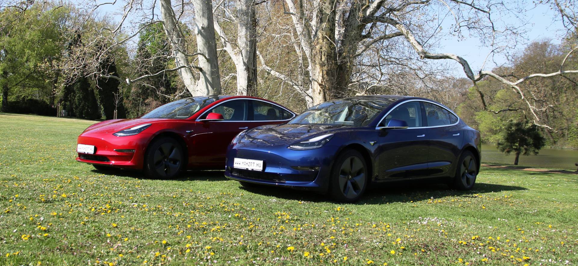 Tesla Model 3 ár - kék és piros színben
