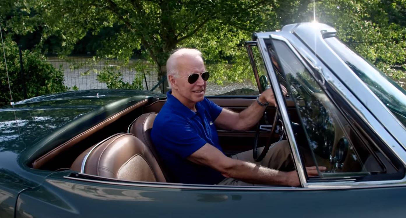 Joe Biden amerikai elnökjelölt egy 1967-es Corvette Sting Ray-ben