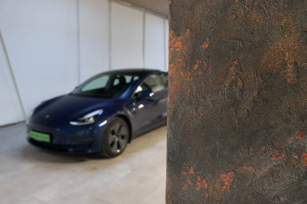 Tesla Model 3 a Magyar Autókereskedőház Zrt. készülő prémiumautó-szalonjában