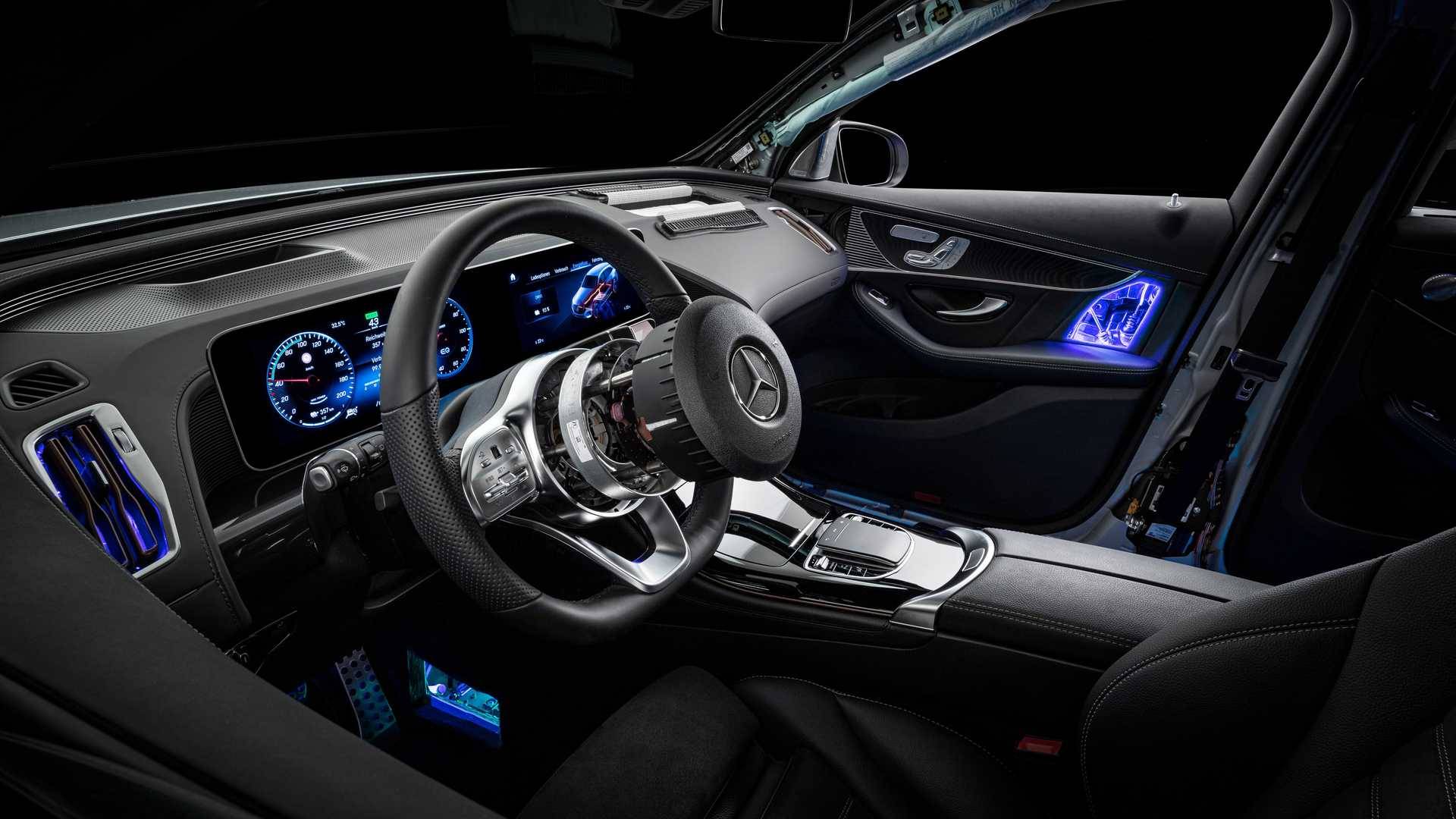 átlátszó Mercedes-Benz EQC utastere
