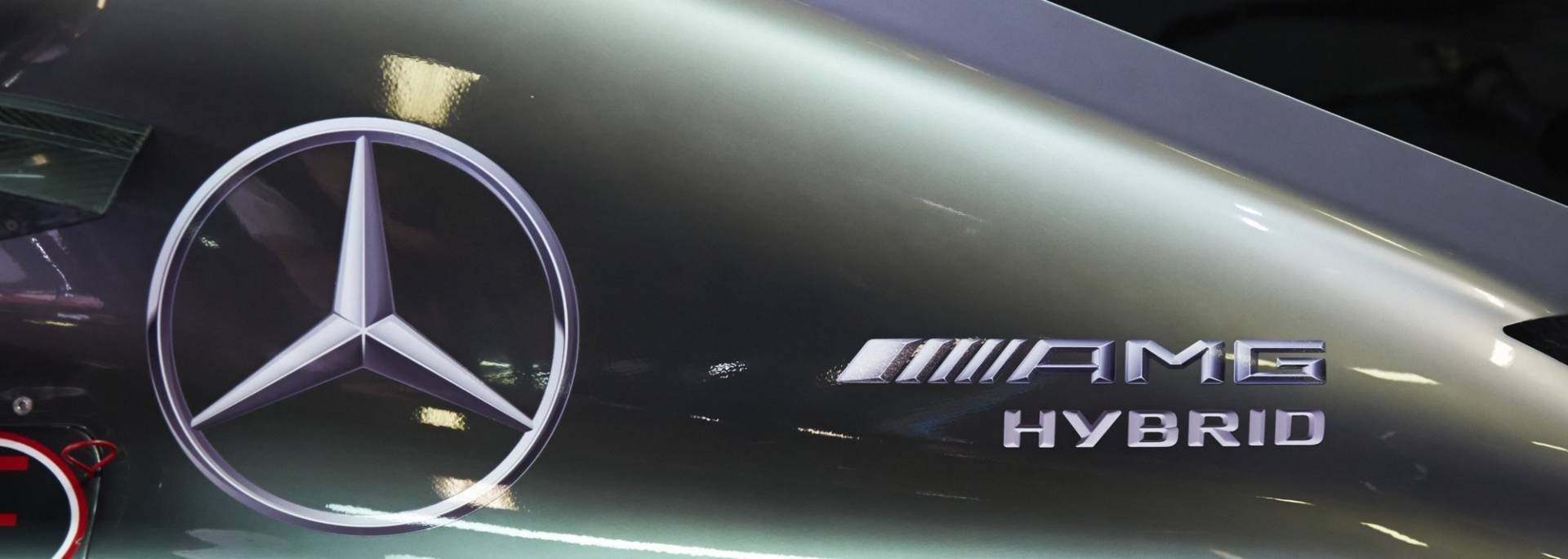 Formula-1-es autó motorborítása, Mercedes és AMG logókkal