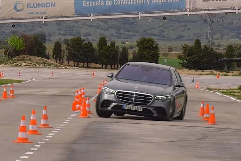 2021-es Mercedes-Benz S-osztály a jávorszarvas-teszten