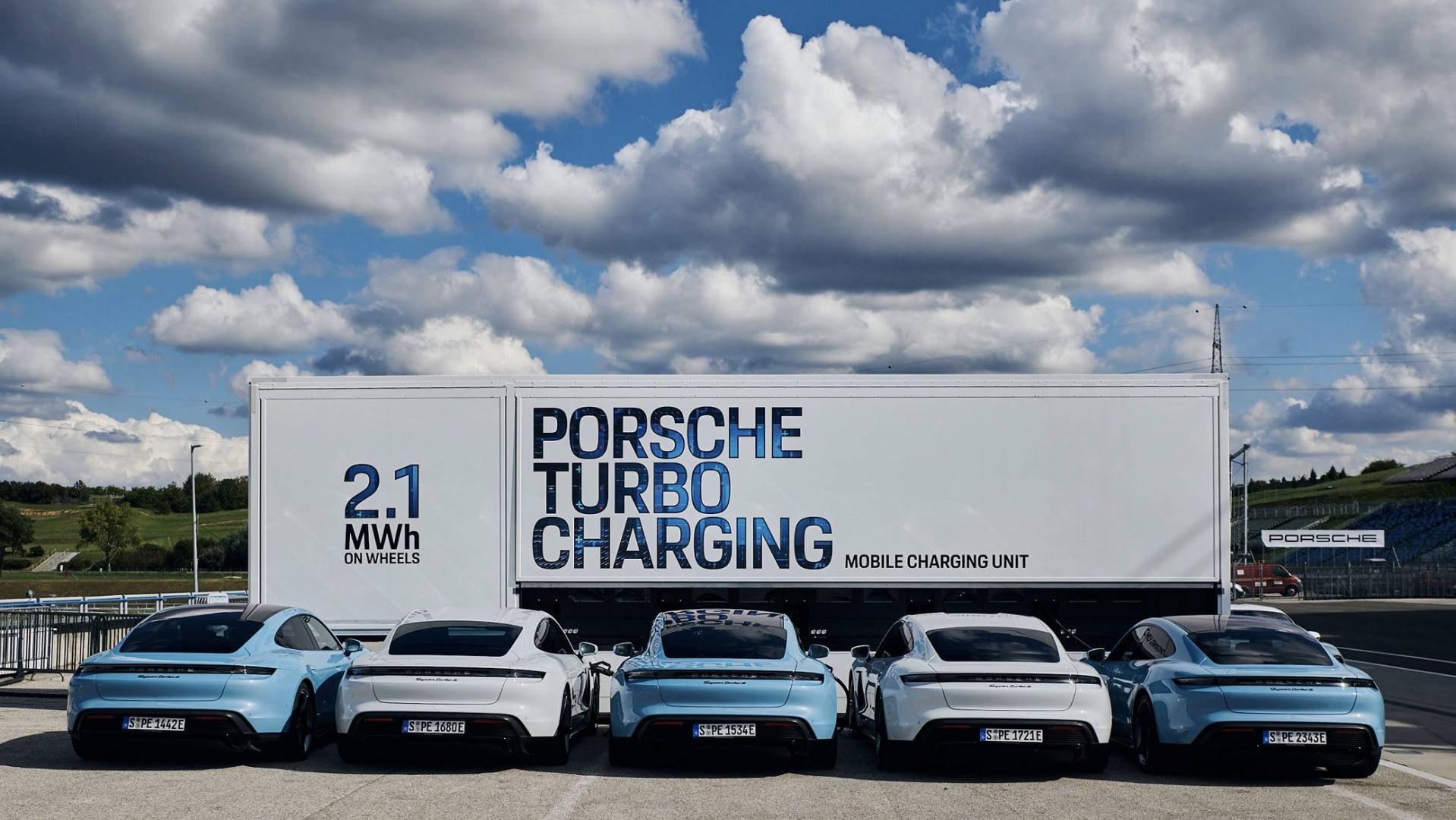 Turbo Charging kamion Porsche Taycanokat tölt a Hungaroring depójában