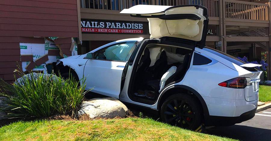 balesetet szenvedett Tesla Model Y