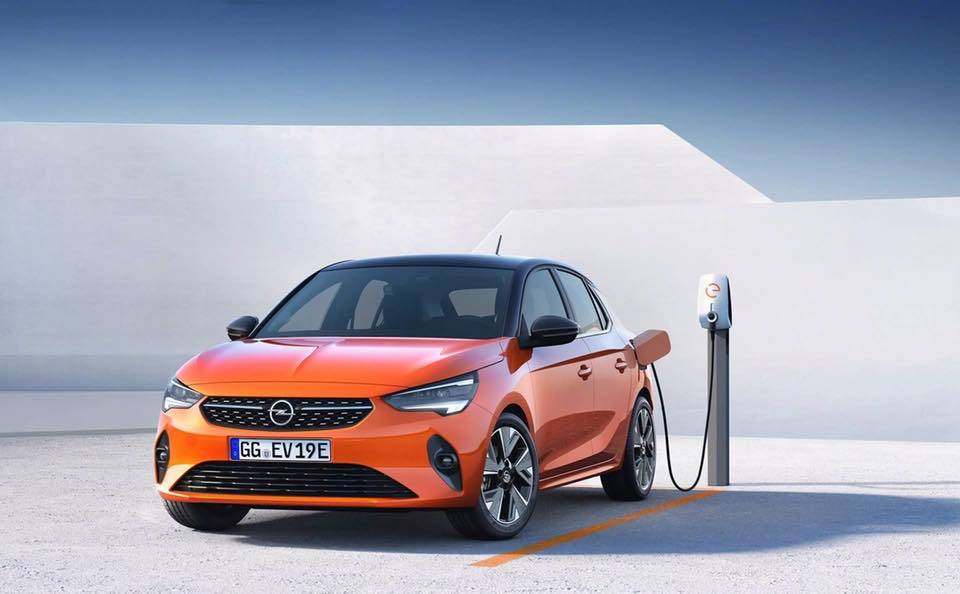 2020-as Opel Corsa-e elektromos autó töltőn